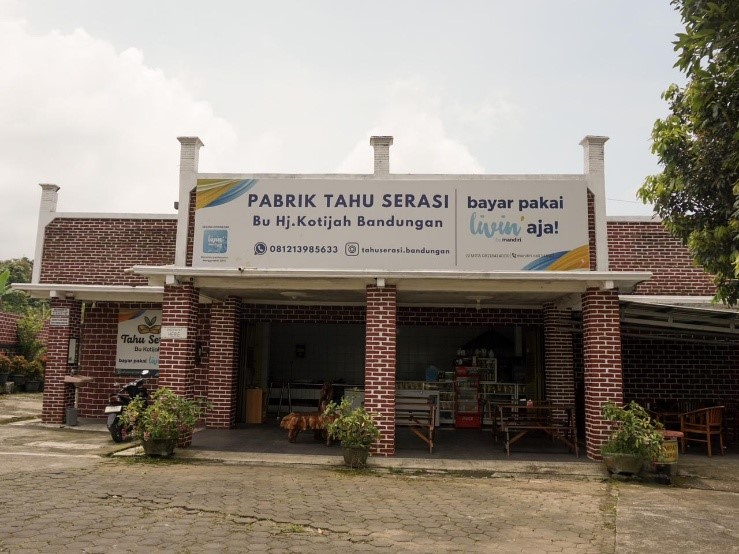 Bangunan Pabrik Tahu Serasi Bu Hj. Kotijah di Bandungan, Kabupaten Semarang, yang menjadi lokasi produksi salah satu kuliner khas daerah. Tempat ini menjadi objek dokumentasi karya photo story mahasiswa Universitas AMIKOM Yogyakarta yang mengangkat proses pembuatan tahu secara tradisional menggunakan pendekatan teknik EDFAT. (Dok. Himawan Wisnu Laksana)