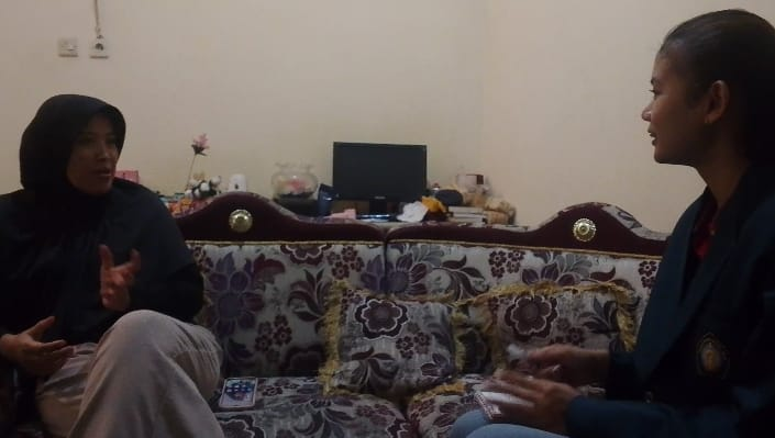 Wawancara dengan Ibu Erna Sari, salah satu pengrajin tempe sanan. (doc. pribadi)