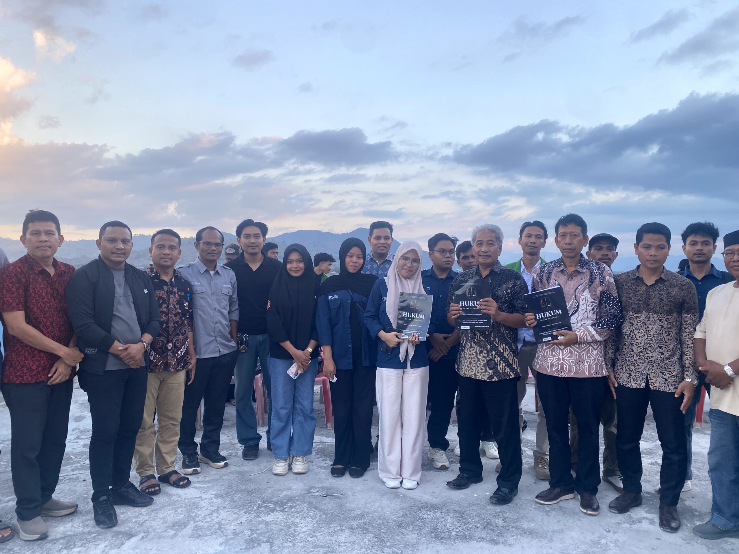 Dosen dan mahasiswa Program Studi Ilmu Hukum Fakultas Hukum dan Ekonomi Universitas Muhammadiyah Bima berfoto bersama usai peluncuran buku antologi book chapter hasil kolaborasi akademik pada mata kuliah Filsafat Hukum di Rooftop Lantai 5 Kampus 2 UM Bima. (Dok. UM Bima)