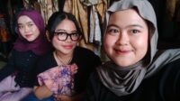 Tiga mahasiswa Program Studi S1 Desain Mode Fakultas Seni Rupa dan Desain Universitas Sebelas Maret (UNS) Surakarta, Cristy Widyaningrum, Alia Rahmawati, dan Arista Karuniasani Saputri, berfoto saat menjalani Program Magang Merdeka Belajar Kampus Merdeka (MBKM) di LEMOSPIRES, Yogyakarta. (Dok. Pribadi) Tiga mahasiswa Program Studi S1 Desain Mode Fakultas Seni Rupa dan Desain Universitas Sebelas Maret (UNS) Surakarta, Cristy Widyaningrum, Alia Rahmawati, dan Arista Karuniasani Saputri, berfoto saat menjalani Program Magang Merdeka Belajar Kampus Merdeka (MBKM) di LEMOSPIRES, Yogyakarta. (Dok. Pribadi)