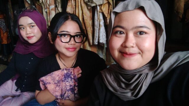 Tiga mahasiswa Program Studi S1 Desain Mode Fakultas Seni Rupa dan Desain Universitas Sebelas Maret (UNS) Surakarta, Cristy Widyaningrum, Alia Rahmawati, dan Arista Karuniasani Saputri, berfoto saat menjalani Program Magang Merdeka Belajar Kampus Merdeka (MBKM) di LEMOSPIRES, Yogyakarta. (Dok. Pribadi)