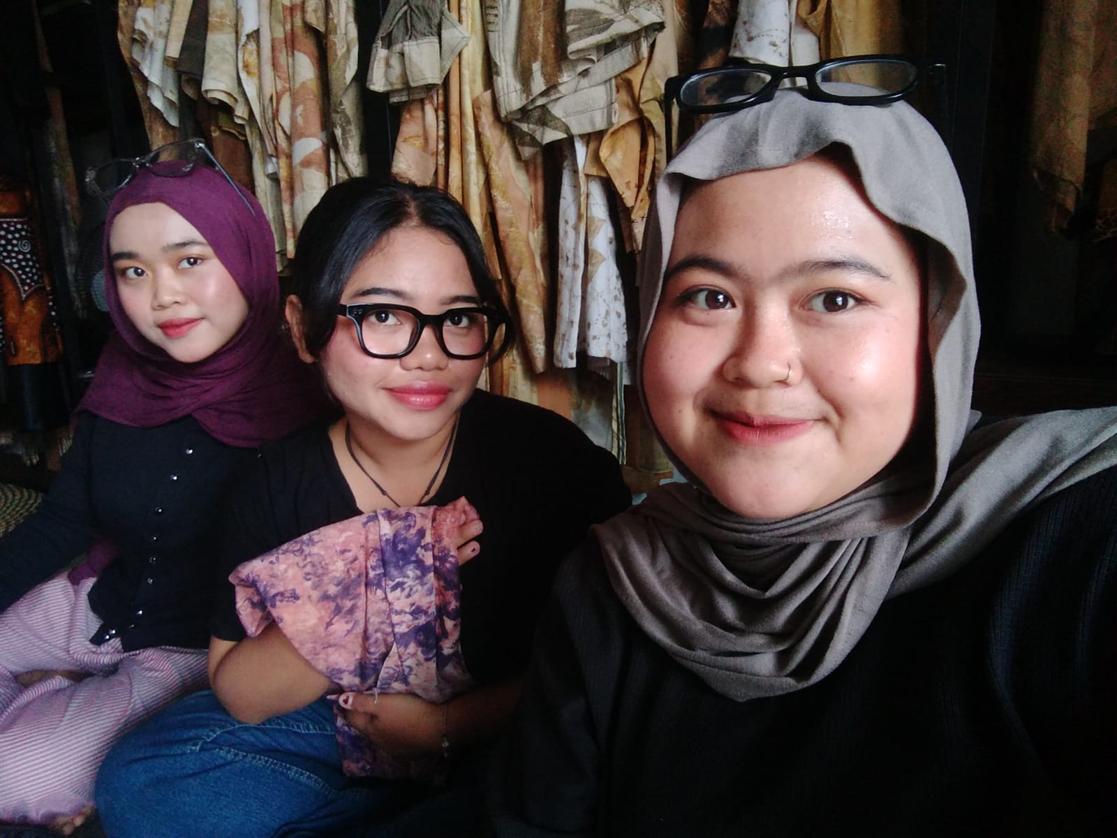 Tiga mahasiswa Program Studi S1 Desain Mode Fakultas Seni Rupa dan Desain Universitas Sebelas Maret (UNS) Surakarta, Cristy Widyaningrum, Alia Rahmawati, dan Arista Karuniasani Saputri, berfoto saat menjalani Program Magang Merdeka Belajar Kampus Merdeka (MBKM) di LEMOSPIRES, Yogyakarta. (Dok. Pribadi)