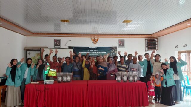Mahasiswa Program Studi Teknik Kimia dan Agroteknologi Universitas Sebelas Maret (UNS) Surakarta bersama masyarakat dan kelompok tani Desa Nglembu, Kecamatan Sambi, Kabupaten Boyolali, berfoto bersama usai kegiatan sosialisasi dan demonstrasi pembuatan pupuk bokashi dalam Program Hibah Pembelajaran Berdampak. (doc. pribadi)
