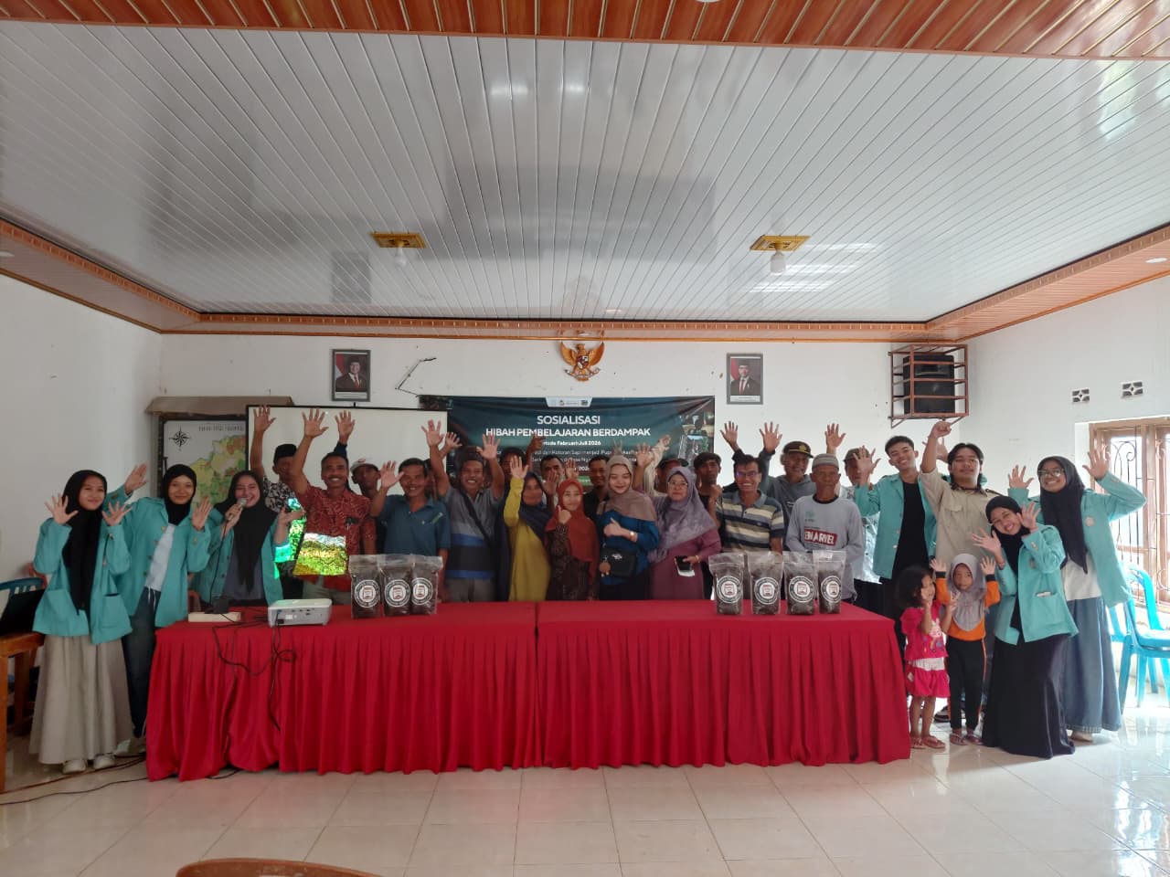Mahasiswa Program Studi Teknik Kimia dan Agroteknologi Universitas Sebelas Maret (UNS) Surakarta bersama masyarakat dan kelompok tani Desa Nglembu, Kecamatan Sambi, Kabupaten Boyolali, berfoto bersama usai kegiatan sosialisasi dan demonstrasi pembuatan pupuk bokashi dalam Program Hibah Pembelajaran Berdampak. (doc. pribadi)