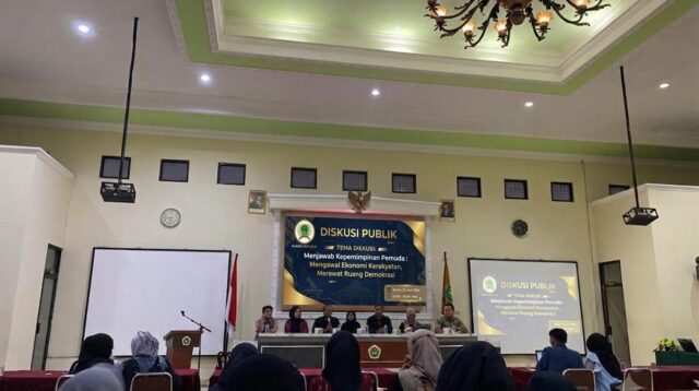Suasana diskusi publik yang digelar Aliansi BEM Solo di Aula Gedung Perpustakaan Universitas Bangun Nusantara (UNIVET), Surakarta, Senin (22/6/2026). Kegiatan yang diikuti 107 mahasiswa dari berbagai perguruan tinggi di Solo Raya itu membahas peran pemuda dalam mengawal ekonomi kerakyatan serta merawat ruang demokrasi agar tetap sehat dan partisipatif. (Foto: Dok Pribadi)