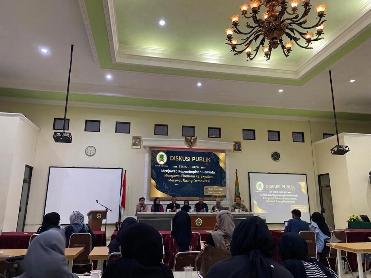 Suasana diskusi publik yang digelar Aliansi BEM Solo di Aula Gedung Perpustakaan Universitas Bangun Nusantara (UNIVET), Surakarta, Senin (22/6/2026). Kegiatan yang diikuti 107 mahasiswa dari berbagai perguruan tinggi di Solo Raya itu membahas peran pemuda dalam mengawal ekonomi kerakyatan serta merawat ruang demokrasi agar tetap sehat dan partisipatif. (Foto: Dok Pribadi)