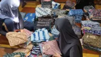 Mahasiswa Program Studi S1 Desain Mode UNS melakukan proses observasi dan seleksi kain batik selama kegiatan magang industri di Batik Tjap Tiga Negri, Laweyan, Surakarta. (doc. pribadi) Mahasiswa Program Studi S1 Desain Mode UNS melakukan proses observasi dan seleksi kain batik selama kegiatan magang industri di Batik Tjap Tiga Negri, Laweyan, Surakarta. (doc. pribadi)
