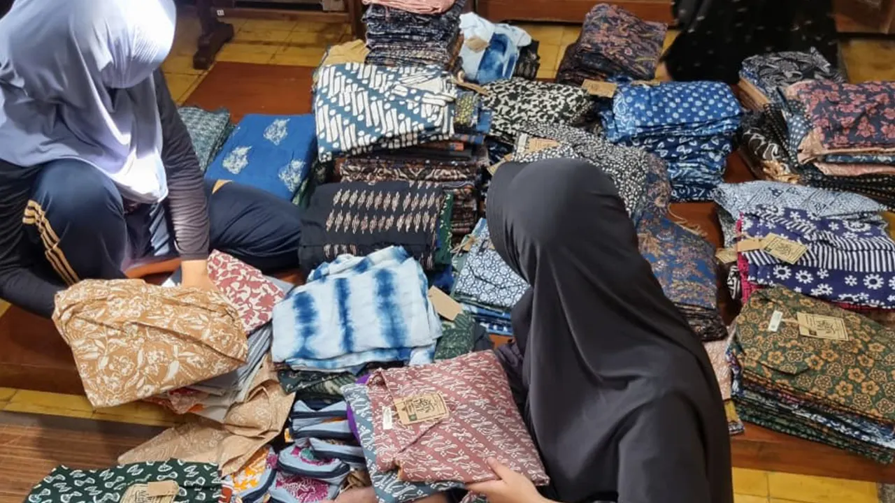 Mahasiswa Program Studi S1 Desain Mode UNS melakukan proses observasi dan seleksi kain batik selama kegiatan magang industri di Batik Tjap Tiga Negri, Laweyan, Surakarta. (doc. pribadi)