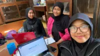 Mahasiswa Program Studi S1 Desain Mode UNS berdiskusi dan menyusun strategi pengembangan usaha LOKAE dalam rangka pelaksanaan Program MBKM Kewirausahaan. (doc. Pribadi)