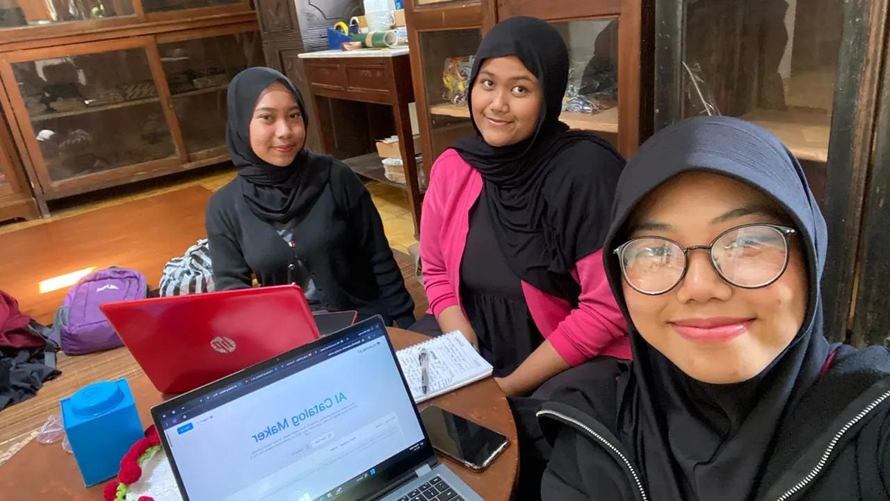 Mahasiswa Program Studi S1 Desain Mode UNS berdiskusi dan menyusun strategi pengembangan usaha LOKAE dalam rangka pelaksanaan Program MBKM Kewirausahaan. (doc. Pribadi)