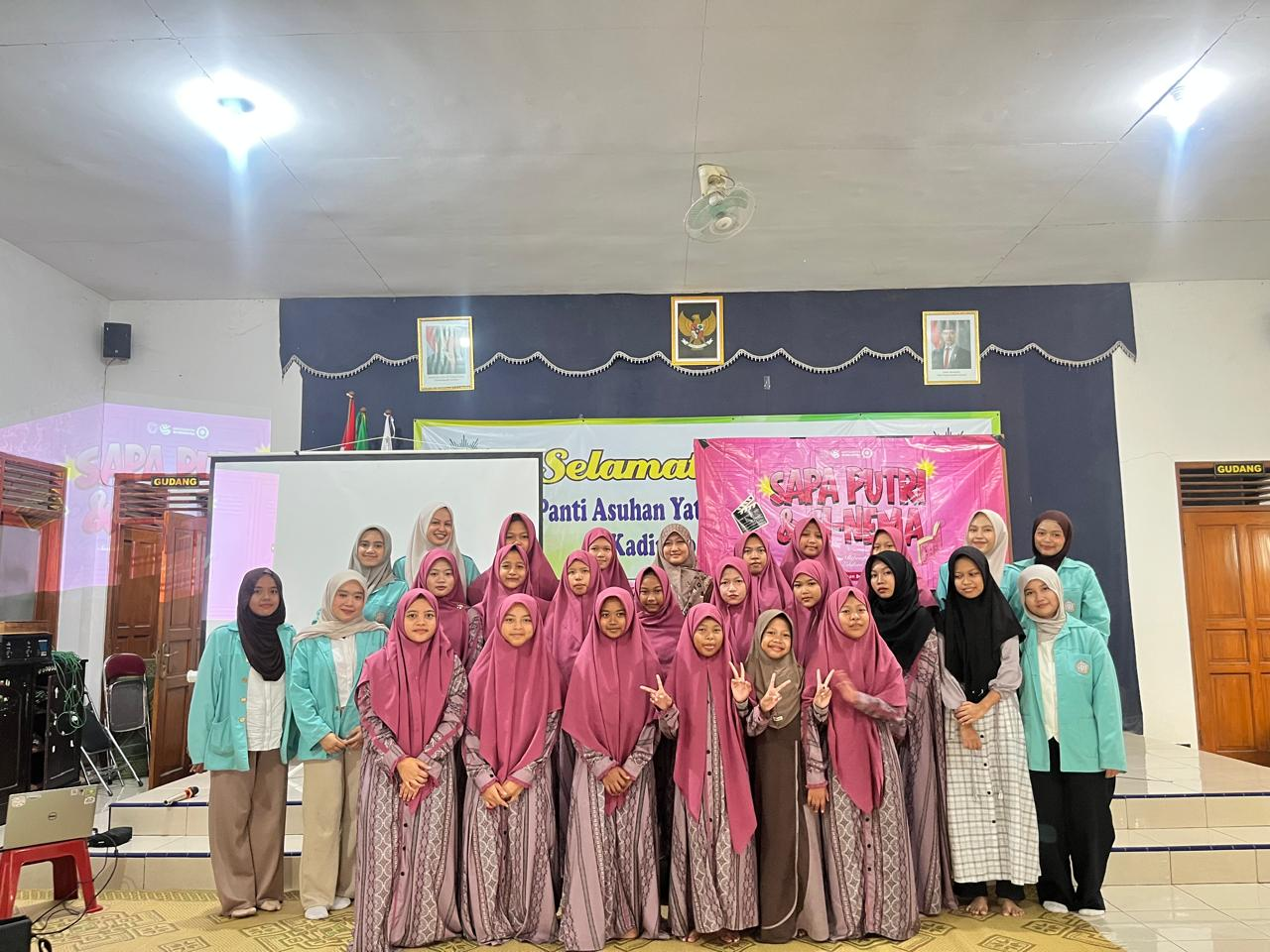 Mahasiswa KKN MBKM UNS mengadakan kegiatan Sine-Ma: Sinema dan Edukasi Bersama di Panti Asuhan Yatim Putri Aisyiyah Kadipiro II pada Sabtu (16/5/2026). (doc. pribadi)