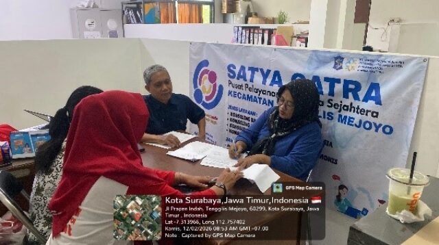 Petugas Penyuluh Keluarga Berencana (PKB) bersama peserta mengikuti sesi konsultasi dalam kegiatan Satya Gatra di Kecamatan Tenggilis Mejoyo, Kota Surabaya. (doc. pribadi)