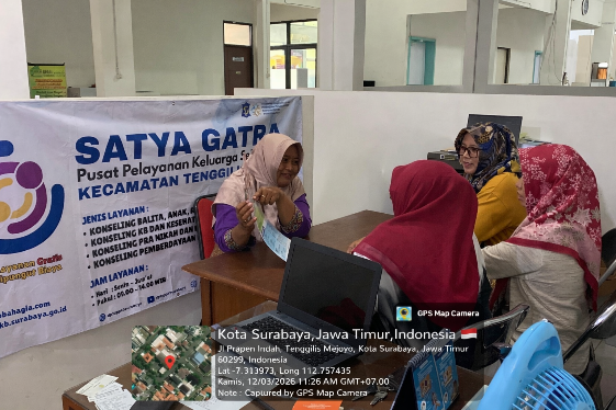 Petugas Penyuluh Keluarga Berencana (PKB) bersama peserta mengikuti sesi konsultasi dalam kegiatan Satya Gatra di Kecamatan Tenggilis Mejoyo, Kota Surabaya. (doc. pribadi)
