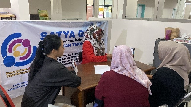 Petugas Penyuluh Keluarga Berencana (PKB) bersama peserta mengikuti sesi konsultasi dalam kegiatan Satya Gatra di Kecamatan Tenggilis Mejoyo, Kota Surabaya. (doc. pribadi)