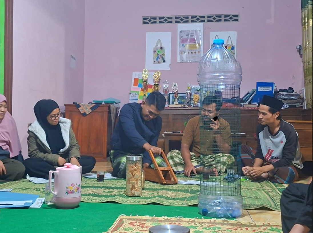 Antusiasme warga dalam mengikuti Kegiatan Pelatihan Pemanfaatan Alat Press Botol untuk Mendukung Pengelolaan Ramah Lingkungan bersama Mahasiswa KKN Kelompok 221 UNS di Dusun Pamotan, Selasa (28/07/2026). (Dok. Pribadi/Kelompok KKN 221 UNS)