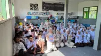Suasana penuh antusias mewarnai edukasi pencegahan kekerasan seksual yang digelar mahasiswa UIN KHAS Jember di SMP Ibrahimi Sumberanyar, Banyuwangi. Melalui kegiatan ini, para siswa diajak mengenali bentuk-bentuk kekerasan seksual, memahami hak atas perlindungan, dan berani mencari bantuan ketika menghadapi situasi yang mengancam keselamatan mereka. (Doc. Pribadi: Dwi Yuliana) Suasana penuh antusias mewarnai edukasi pencegahan kekerasan seksual yang digelar mahasiswa UIN KHAS Jember di SMP Ibrahimi Sumberanyar, Banyuwangi. Melalui kegiatan ini, para siswa diajak mengenali bentuk-bentuk kekerasan seksual, memahami hak atas perlindungan, dan berani mencari bantuan ketika menghadapi situasi yang mengancam keselamatan mereka. (Doc. Pribadi: Dwi Yuliana)