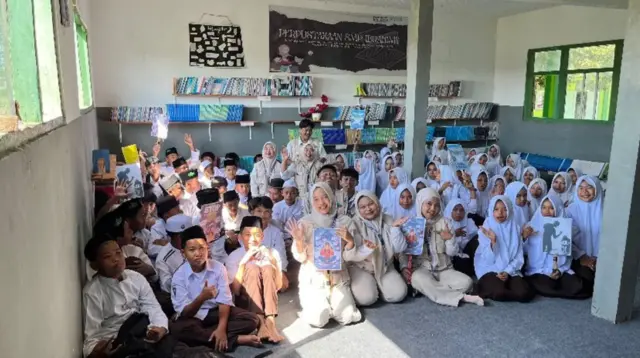 Suasana penuh antusias mewarnai edukasi pencegahan kekerasan seksual yang digelar mahasiswa UIN KHAS Jember di SMP Ibrahimi Sumberanyar, Banyuwangi. Melalui kegiatan ini, para siswa diajak mengenali bentuk-bentuk kekerasan seksual, memahami hak atas perlindungan, dan berani mencari bantuan ketika menghadapi situasi yang mengancam keselamatan mereka. (Doc. Pribadi: Dwi Yuliana)