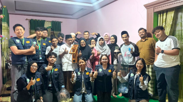 Foto bersama Mahasiswa KKN Kelompok 221 UNS bersama dengan Kepala Dusun, Ketua RW, Ketua RT, pengurus Pemberdayaan Kesejahteraan Keluarga (PKK), serta kelompok remaja di Dusun Pamotan, Desa Susukan, Kab. Semarang dalam Kegiatan Pelatihan Pemanfaatan Limbah Organik dan Anorganik, Rabu (22/07/2026). (Dok. Pribadi/Kelompok KKN 221 UNS)