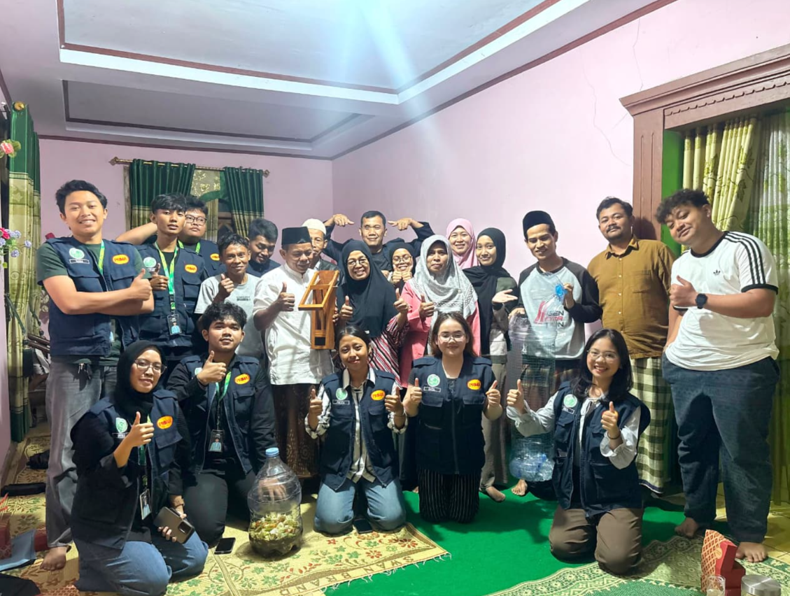 Foto bersama Mahasiswa KKN Kelompok 221 UNS bersama dengan Kepala Dusun, Ketua RW, Ketua RT, pengurus Pemberdayaan Kesejahteraan Keluarga (PKK), serta kelompok remaja di Dusun Pamotan, Desa Susukan, Kab. Semarang dalam Kegiatan Pelatihan Pemanfaatan Limbah Organik dan Anorganik, Rabu (22/07/2026). (Dok. Pribadi/Kelompok KKN 221 UNS)