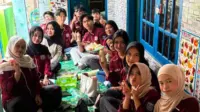 Mahasiswa KKM Kelompok 27 Universitas Bina Bangsa (UNIBA) berfoto bersama usai melaksanakan kegiatan pendampingan UMKM Susu Kedelai Wong Kebon di Desa Kebonratu, Kecamatan Lebakwangi, Kabupaten Serang, Sabtu (18/7/2026). (Dok. Pribadi/KKM Kelompok 27 UNIBA) Mahasiswa KKM Kelompok 27 Universitas Bina Bangsa (UNIBA) berfoto bersama usai melaksanakan kegiatan pendampingan UMKM Susu Kedelai Wong Kebon di Desa Kebonratu, Kecamatan Lebakwangi, Kabupaten Serang, Sabtu (18/7/2026). (Dok. Pribadi/KKM Kelompok 27 UNIBA)
