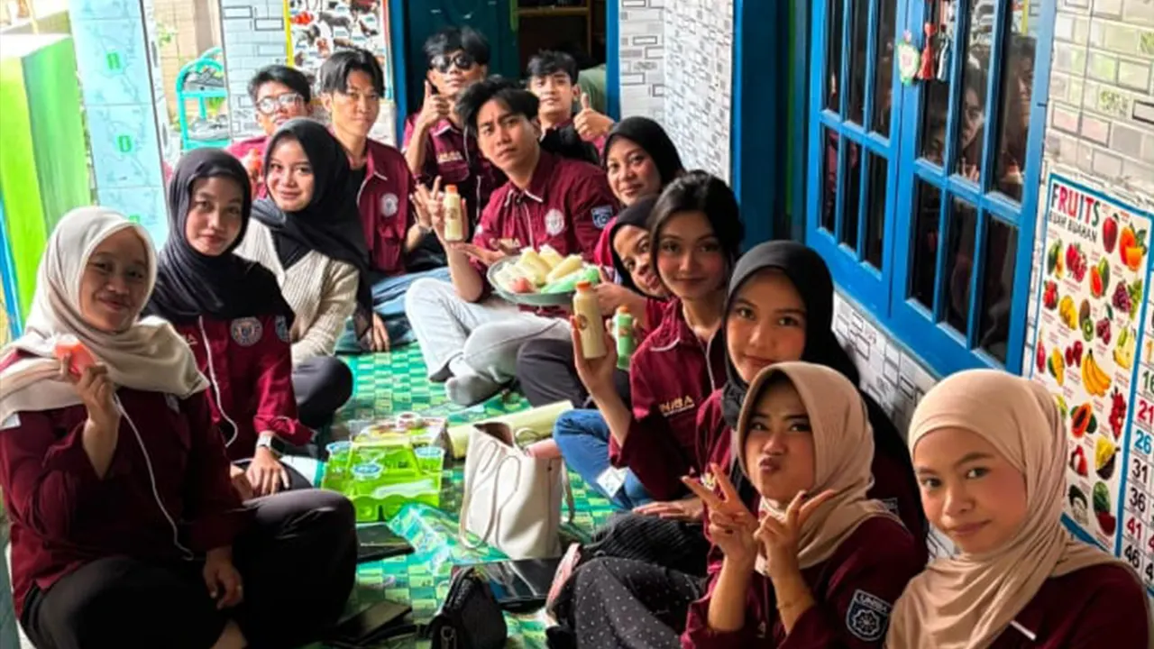 Mahasiswa KKM Kelompok 27 Universitas Bina Bangsa (UNIBA) berfoto bersama usai melaksanakan kegiatan pendampingan UMKM Susu Kedelai Wong Kebon di Desa Kebonratu, Kecamatan Lebakwangi, Kabupaten Serang, Sabtu (18/7/2026). (Dok. Pribadi/KKM Kelompok 27 UNIBA)