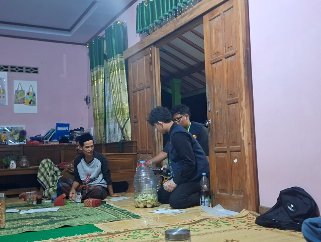 Mahasiswa KKN Kelompok 221 UNS sedang mendemonstrasikan dan menjelaskan langkah-langkah pembuatan Pupuk Organik Cair (POC) dari limbah sayuran rumah tangga di Dusun Pamotan, Selasa (28/07/2026). (Dok. Pribadi/Kelompok KKN 221 UNS)