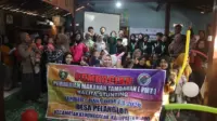 Mahasiswa Kuliah Kerja Nyata (KKN) Kelompok 29 Universitas Islam Negeri Sunan Ampel (UINSA) Surabaya bersama kader Posyandu, pemerintah desa, dan warga berfoto usai kegiatan pembagian Pemberian Makanan Tambahan (PMT) bagi balita di Desa Pelang Lor, Kecamatan Kedunggalar, Kabupaten Ngawi. Kegiatan ini menjadi bagian dari rangkaian program pencegahan stunting yang kemudian dikembangkan melalui inovasi pengolahan ikan lele menjadi kerupuk dan nugget sebagai upaya meningkatkan gizi balita sekaligus mendorong pertumbuhan UMKM berbasis potensi lokal. (Dok. KKN 29 UINSA Surabaya) Mahasiswa Kuliah Kerja Nyata (KKN) Kelompok 29 Universitas Islam Negeri Sunan Ampel (UINSA) Surabaya bersama kader Posyandu, pemerintah desa, dan warga berfoto usai kegiatan pembagian Pemberian Makanan Tambahan (PMT) bagi balita di Desa Pelang Lor, Kecamatan Kedunggalar, Kabupaten Ngawi. Kegiatan ini menjadi bagian dari rangkaian program pencegahan stunting yang kemudian dikembangkan melalui inovasi pengolahan ikan lele menjadi kerupuk dan nugget sebagai upaya meningkatkan gizi balita sekaligus mendorong pertumbuhan UMKM berbasis potensi lokal. (Dok. KKN 29 UINSA Surabaya)
