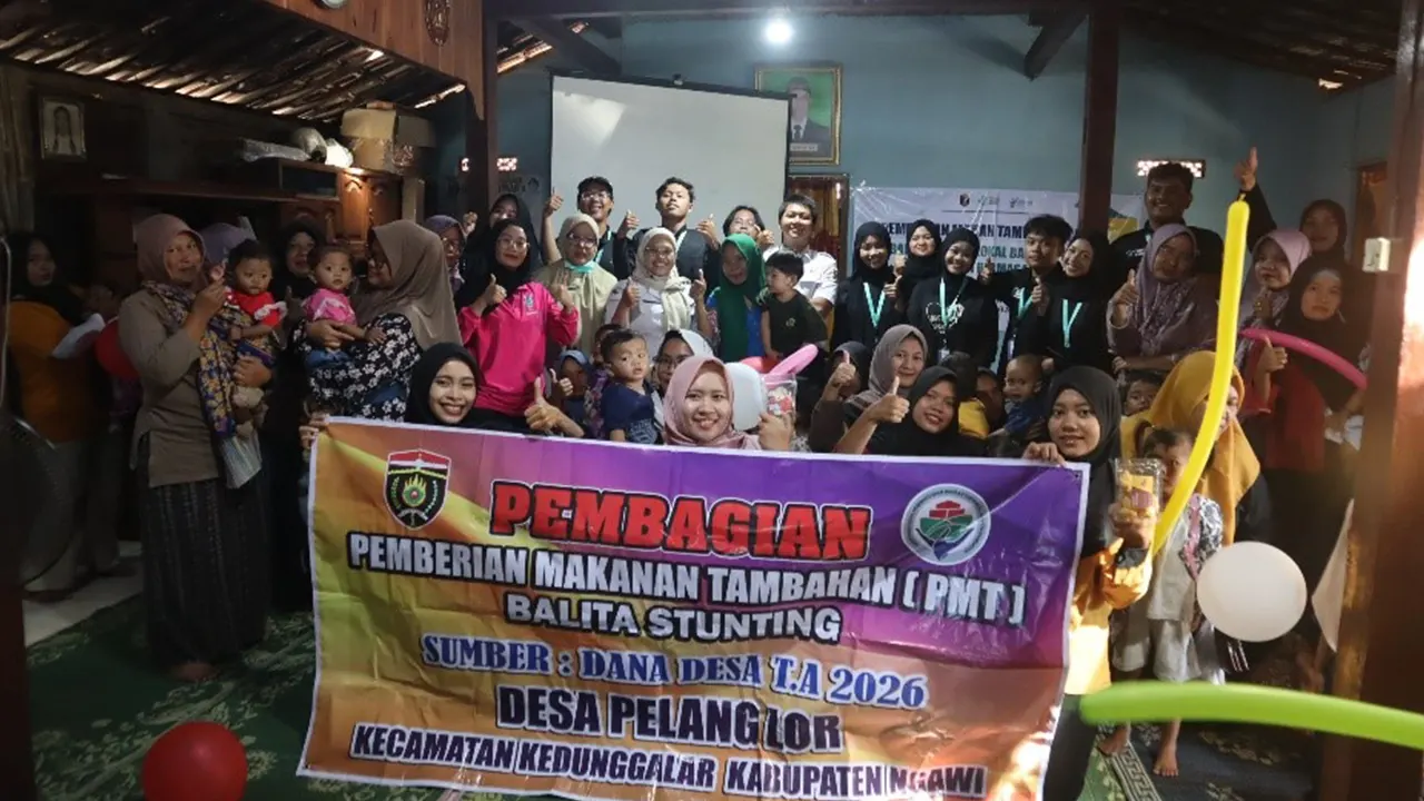 Mahasiswa Kuliah Kerja Nyata (KKN) Kelompok 29 Universitas Islam Negeri Sunan Ampel (UINSA) Surabaya bersama kader Posyandu, pemerintah desa, dan warga berfoto usai kegiatan pembagian Pemberian Makanan Tambahan (PMT) bagi balita di Desa Pelang Lor, Kecamatan Kedunggalar, Kabupaten Ngawi. Kegiatan ini menjadi bagian dari rangkaian program pencegahan stunting yang kemudian dikembangkan melalui inovasi pengolahan ikan lele menjadi kerupuk dan nugget sebagai upaya meningkatkan gizi balita sekaligus mendorong pertumbuhan UMKM berbasis potensi lokal. (Dok. KKN 29 UINSA Surabaya)