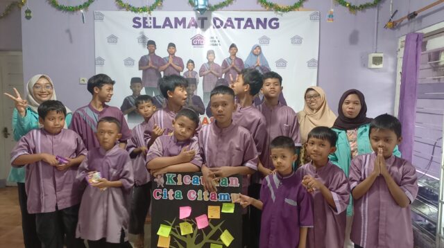 Mahasiswa Sains Data UNS berfoto bersama anak-anak Griya Yatim & Dhuafa Solo setelah kegiatan. (Dok. Tim MBKM UNS)