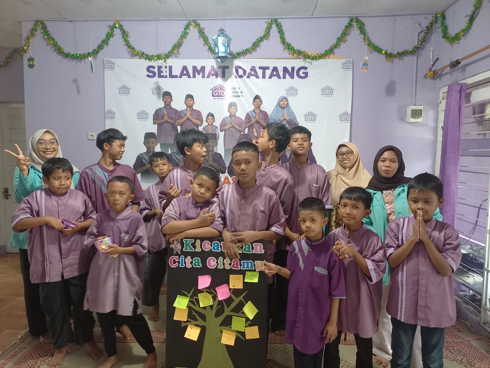 Mahasiswa Sains Data UNS berfoto bersama anak-anak Griya Yatim & Dhuafa Solo setelah kegiatan. (Dok. Tim MBKM UNS)