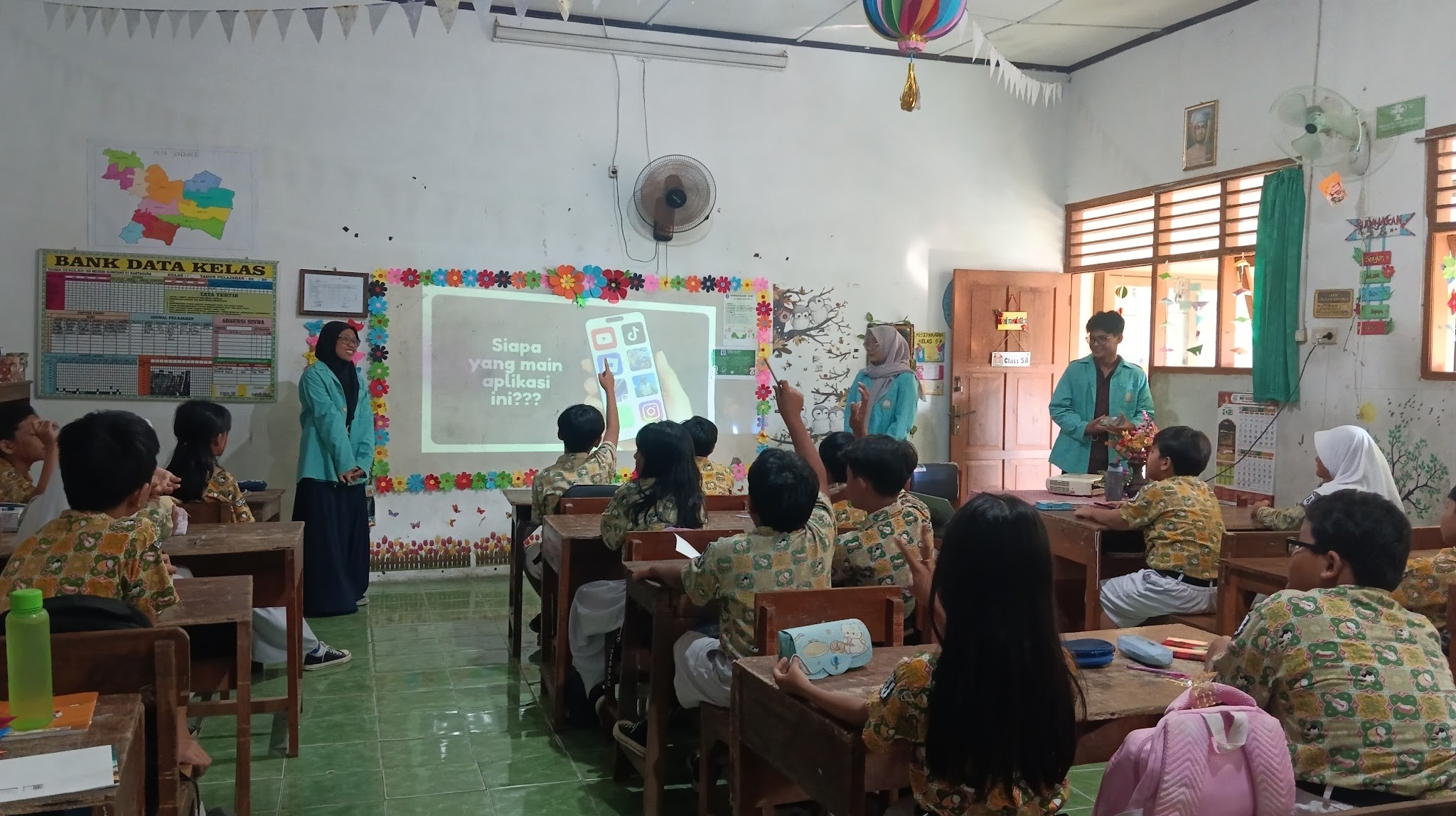 Pengunjung Car Free Day (CFD) Jalan Slamet Riyadi mengikuti kegiatan refleksi diri dan edukasi literasi yang diselenggarakan mahasiswa Sains Data UNS. (Dok. Tim MBKM UNS)