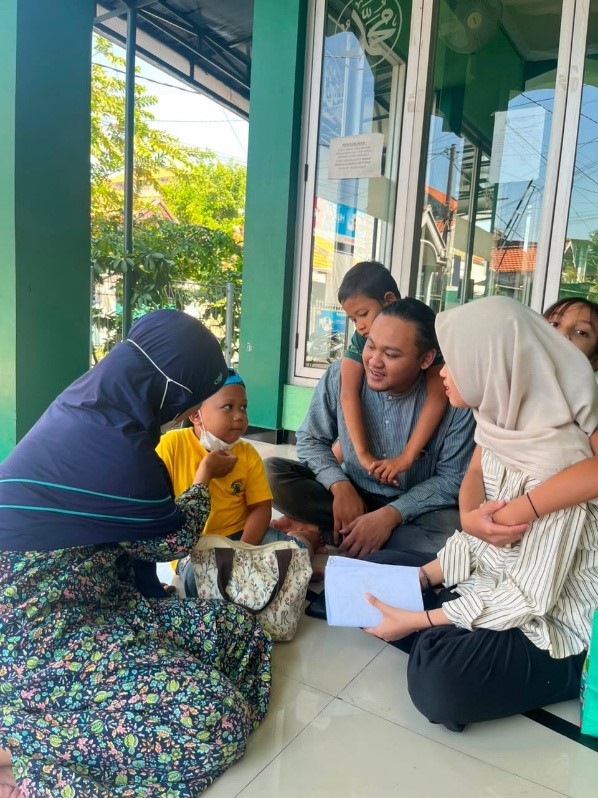 Mahasiswa UIN Sunan Ampel Surabaya Kelompok 245 Melakukan Wawancara dengan salah satu orang tua peserta, Jumat (10/7/2026). (Dok. KKN 245 UINSA)