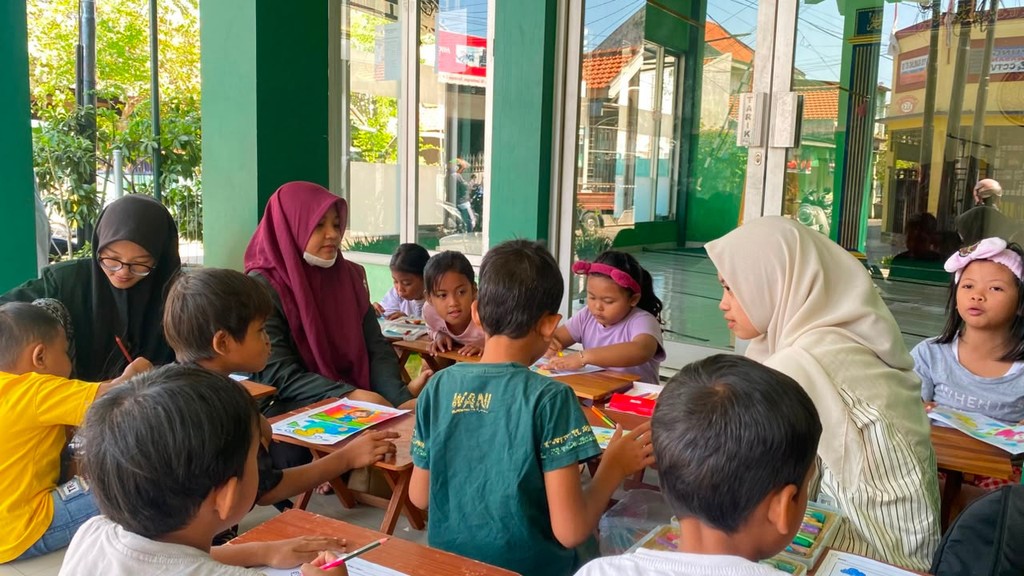 Mahasiswa UIN Sunan Ampel Surabaya kelompok 245 melaksanakan kegiatan Kuliah Kerja Nyata (KKN) 2026 di kelurahan Kebonsari Surabaya, Jumat (10/7/2026). (Dok. KKN 245 UINSA)