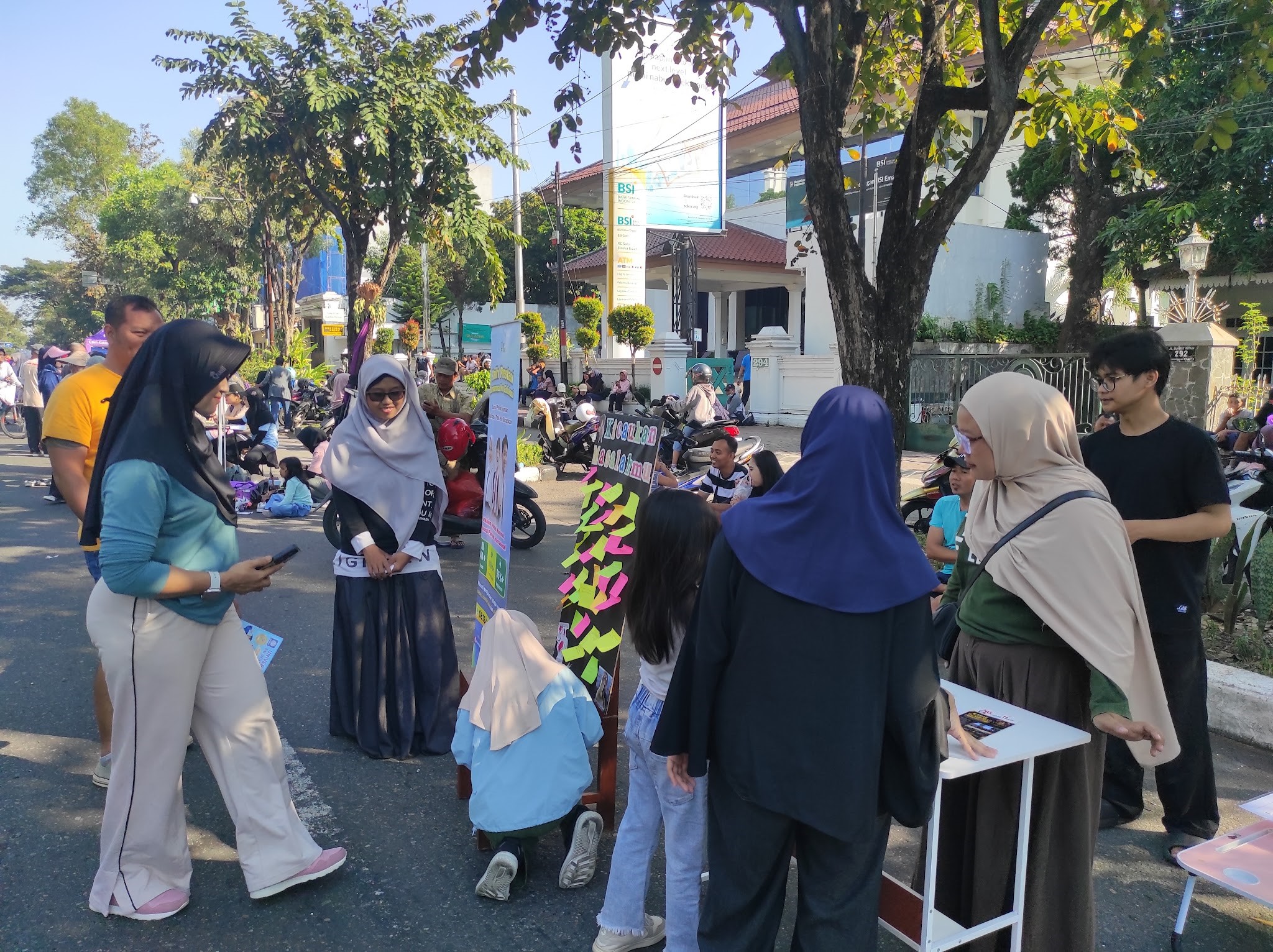 Pengunjung Car Free Day (CFD) Jalan Slamet Riyadi mengikuti kegiatan refleksi diri dan edukasi literasi yang diselenggarakan mahasiswa Sains Data UNS. (Dok. Tim MBKM UNS)