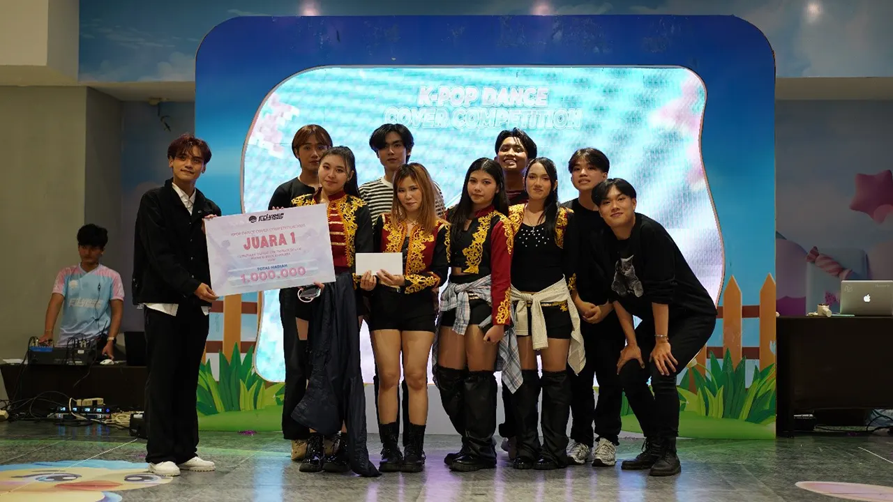 Penyerahan hadiah untuk salah satu pemenang Kpop Dance Cover Competition oleh juri M. Dzuhairi. 