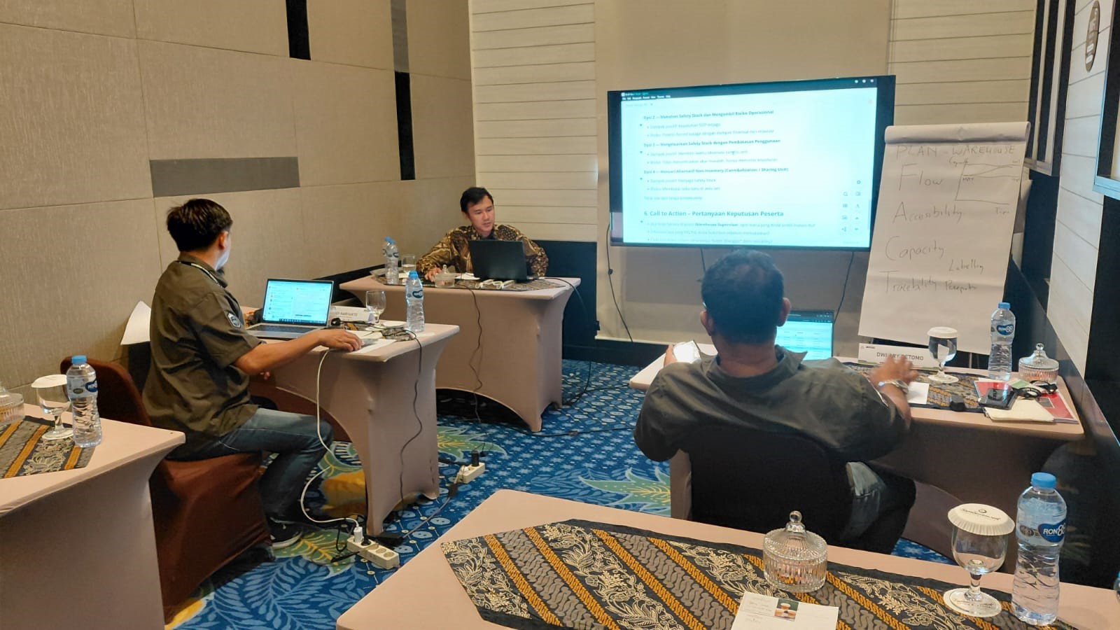 Rolan Mart Sasongko, S.E., M.M., CISDV. memberikan materi Warehouse Management kepada peserta dari PT Badak LNG dalam pelatihan offline di Jambuluwuk Hotel Malioboro Yogyakarta pada 20–22 Januari 2026.