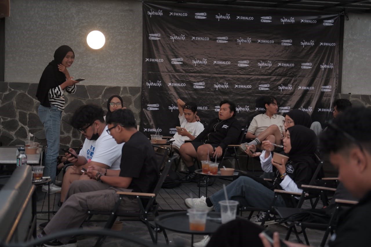 Suasana santai penonton menikmati live podcast idola di sore hari. (Dok. Pribadi)