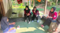 Tak sekadar membagikan makanan tambahan, mahasiswa KKM Kelompok 82 UNIBA juga membuka ruang diskusi bersama warga. Melalui kunjungan door to door, para ibu diajak berbagi pengalaman tentang pola makan dan tumbuh kembang anak, sekaligus memperoleh edukasi mengenai pentingnya pemenuhan gizi sejak dini.
