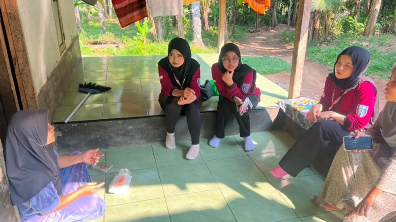 Tak sekadar membagikan makanan tambahan, mahasiswa KKM Kelompok 82 UNIBA juga membuka ruang diskusi bersama warga. Melalui kunjungan door to door, para ibu diajak berbagi pengalaman tentang pola makan dan tumbuh kembang anak, sekaligus memperoleh edukasi mengenai pentingnya pemenuhan gizi sejak dini.
