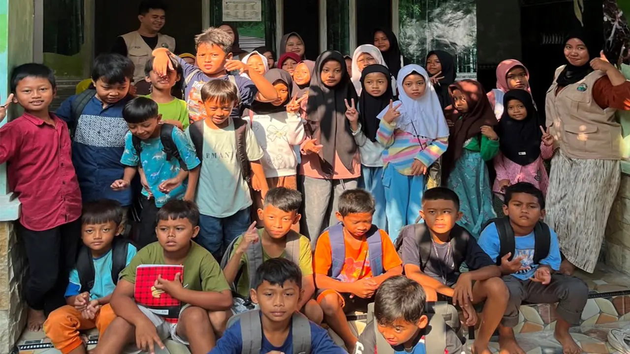 eceriaan terpancar dari wajah puluhan siswa SD dan MI di Desa Bangunrejo Kidul saat mengikuti Posko Pintar, program pendampingan belajar yang digagas mahasiswa KKN UIN Sunan Ampel Surabaya Kelompok 28. Selama masa liburan sekolah, mereka tetap semangat menimba ilmu melalui pembelajaran yang interaktif, permainan edukatif, dan suasana belajar yang menyenangkan.
