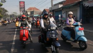 Rombongan Vespa Bupati Lumajang Indah Amperawati dan Wabup Yuda Aji Kusuma menuju peresmian Masjid Baitun Najah Desa Rowokangkung (11/7/2026). (Doc. Humas Kodim 0821 Lumajang)