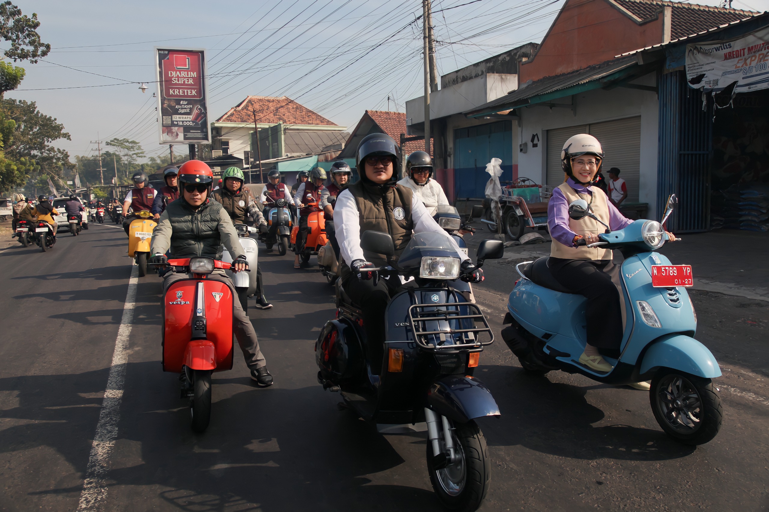 Rombongan Vespa Bupati Lumajang Indah Amperawati dan Wabup Yuda Aji Kusuma menuju peresmian Masjid Baitun Najah Desa Rowokangkung (11/7/2026). (Doc. Humas Kodim 0821 Lumajang)