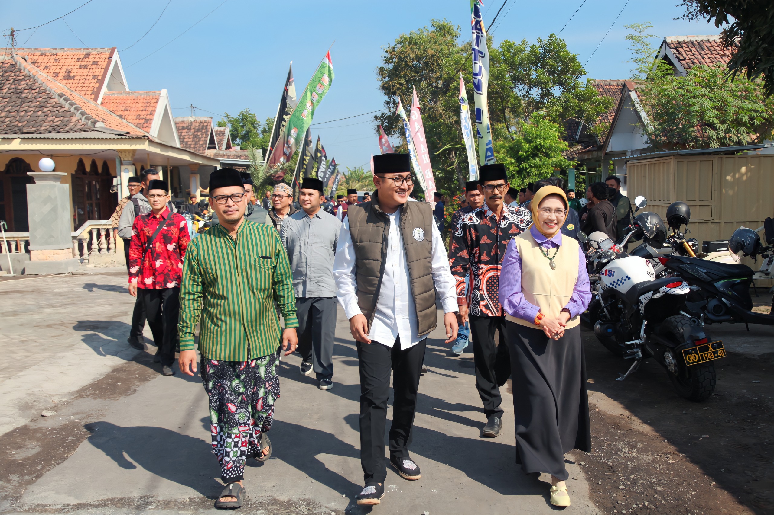 Rombongan Vespa Bupati Lumajang Indah Amperawati dan Wabup Yuda Aji Kusuma saat sampai di lokasi peresmian Masjid Baitun Najah Desa Rowokangkung (11/7/2026). (Doc. Humas Kodim 0821 Lumajang)