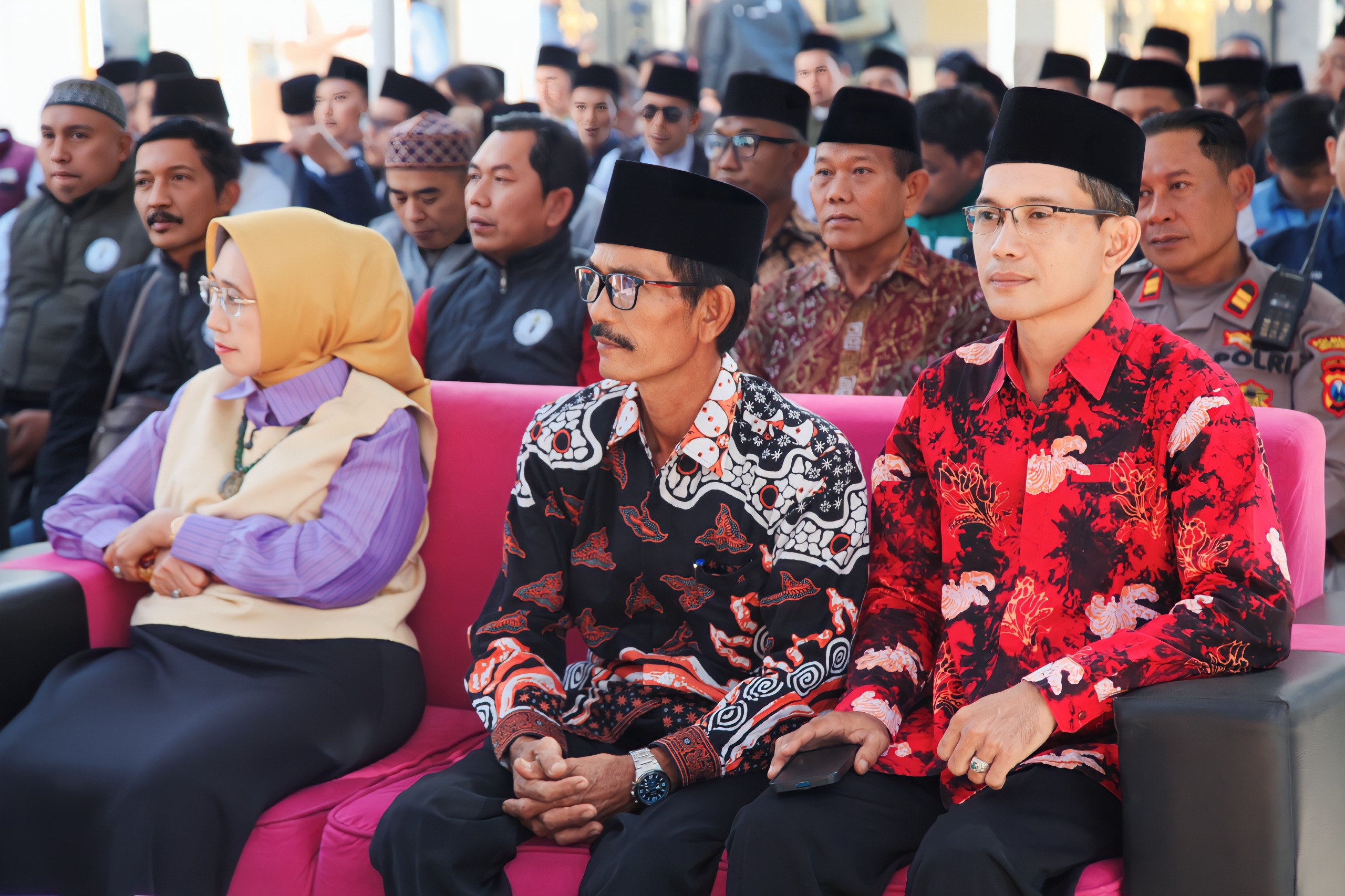 Bupati Indah duduk disamping Kades Rowokangkung, dan perwakilan Camat Kecamatan Rowokangkung (11/7/2026). (Doc. Humas Kodim 0821 Lumajang)