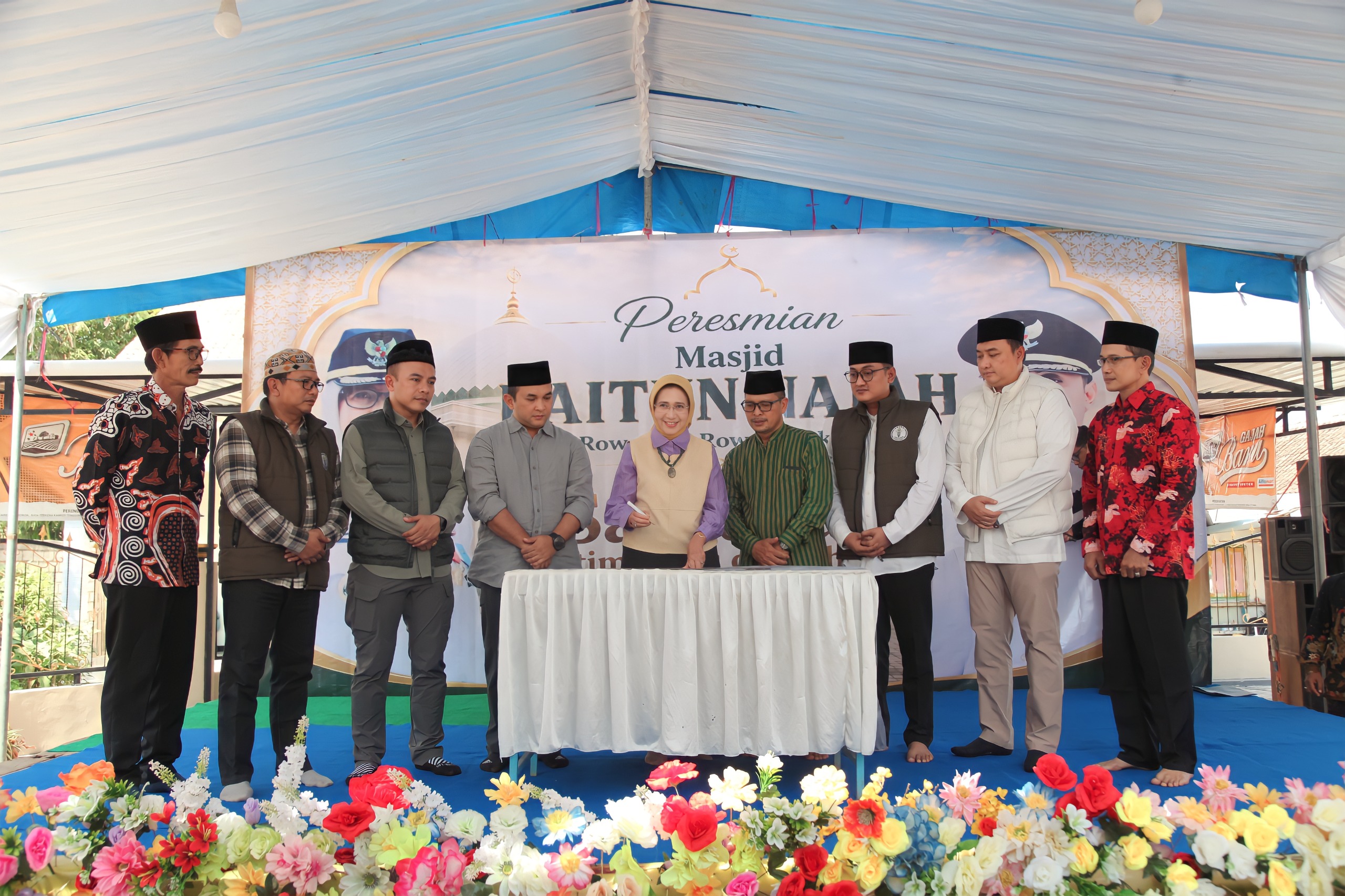 Prosesi peresmian Masjid Baitun Najah yang ditandai dengan penandatanganan prasasti oleh Bupati Lumajang didampingi Wakil Bupati. (Doc. Humas Kodim 0821 Lumajang)