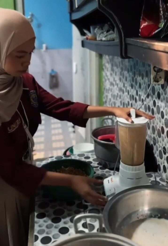 Proses pembuatan Susu Kedelai. (Dok. Pribadi/KKM Kelompok 27 UNIBA)