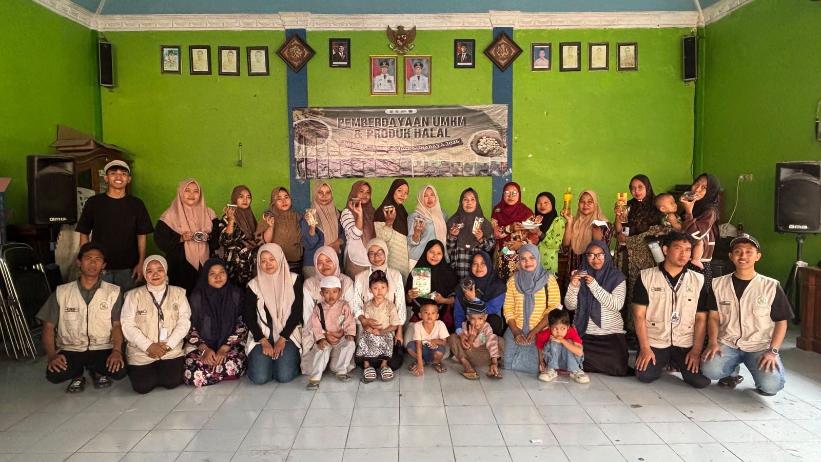 Kelompok KKN 81 Universitas Islam Negeri Sunan Ampel (UINSA) Surabaya dan ibu-ibu PKK melaksanakan pelatihan pengolahan biji teratai dan talas menjadi produk bernilai ekonomi di Balai Desa Jabung, Kecamatan Laren, Kabupaten Lamongan, Sabtu (18/7/2026).