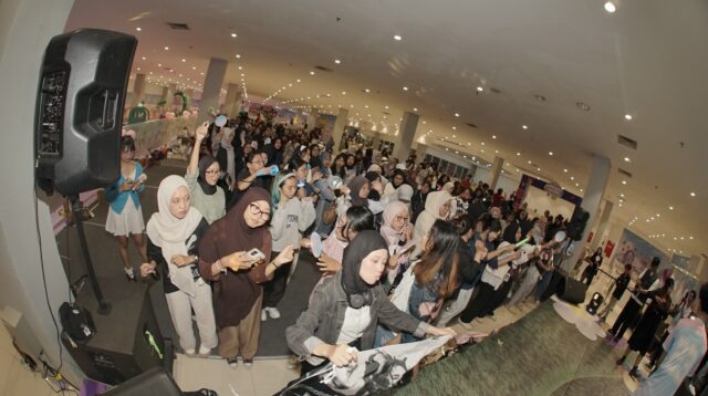 Suasana penuh semangat penonton dalam kegiatan noerabang yang digelar oleh mahasiswa Amikom Yogyakarta di Plaza Ambarrukmo, Catur tunggal, Yogyakarta pada Sabtu (20/06/2026)