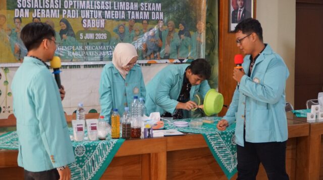 mahasiswa saat melakukan sosialisasi demonstrasi di Kantor Kepala Desa Ngemplak.