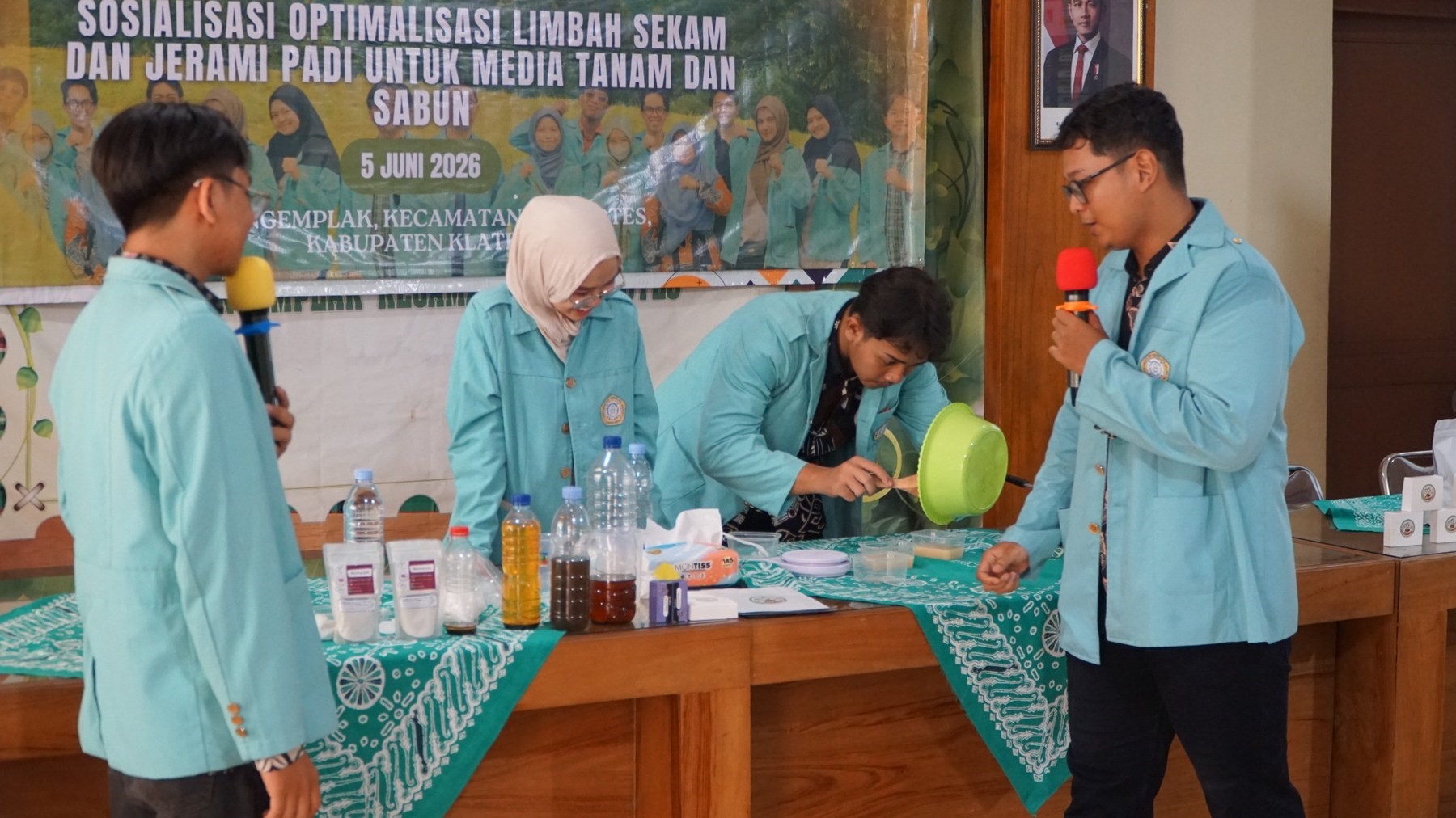 mahasiswa saat melakukan sosialisasi demonstrasi di Kantor Kepala Desa Ngemplak.